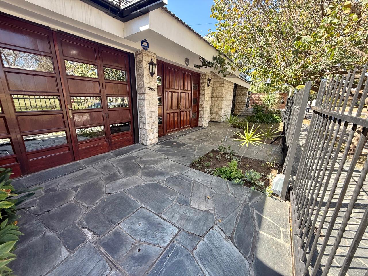 Importante propiedad en barrio Tablada Park